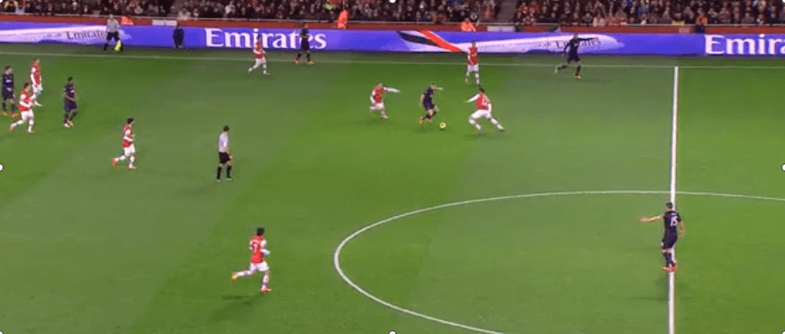 Cleverley is quickly closed down by 2 Arsenal players forcing him to pass backwards to retain possession.