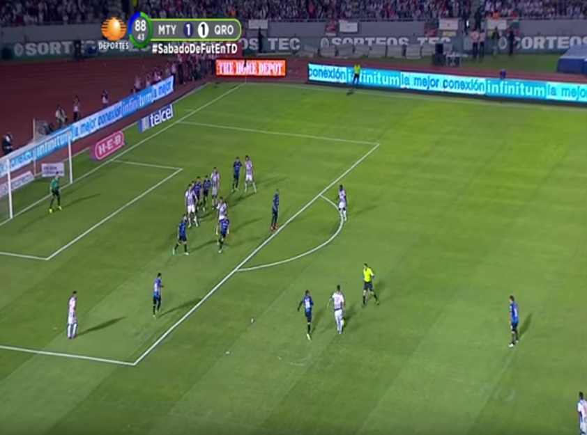 Took on the Querétaro defender in front of him, moving into the centre of the pitch.