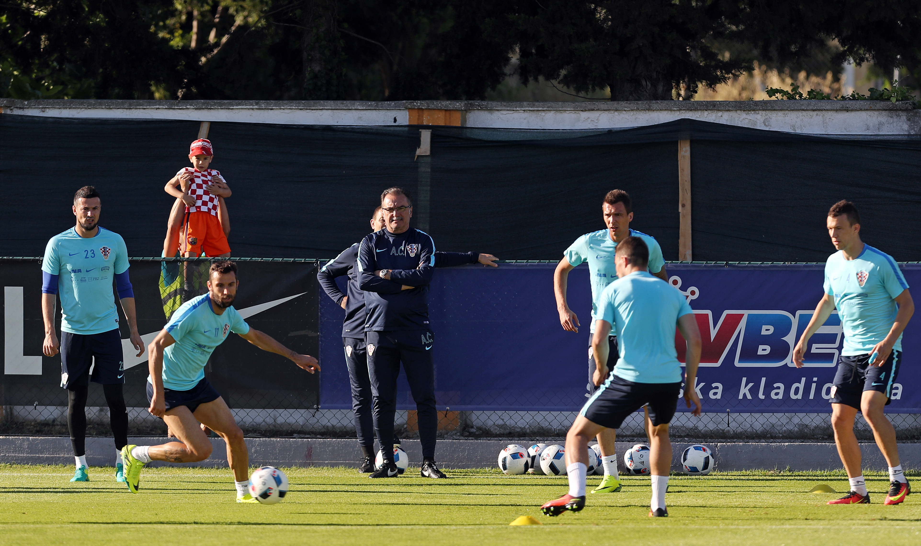 Croatia's national team head coach Ante Cacic (C) looks at his players during a training session in Rovinj on June 1, 2016. Real Madrid's midfielder Luka Modric and Barcelona's Ivan Rakitic will lead the Croatian 23-man squad for Euro 2016.  / AFP / STR        (Photo credit should read STR/AFP/Getty Images)
