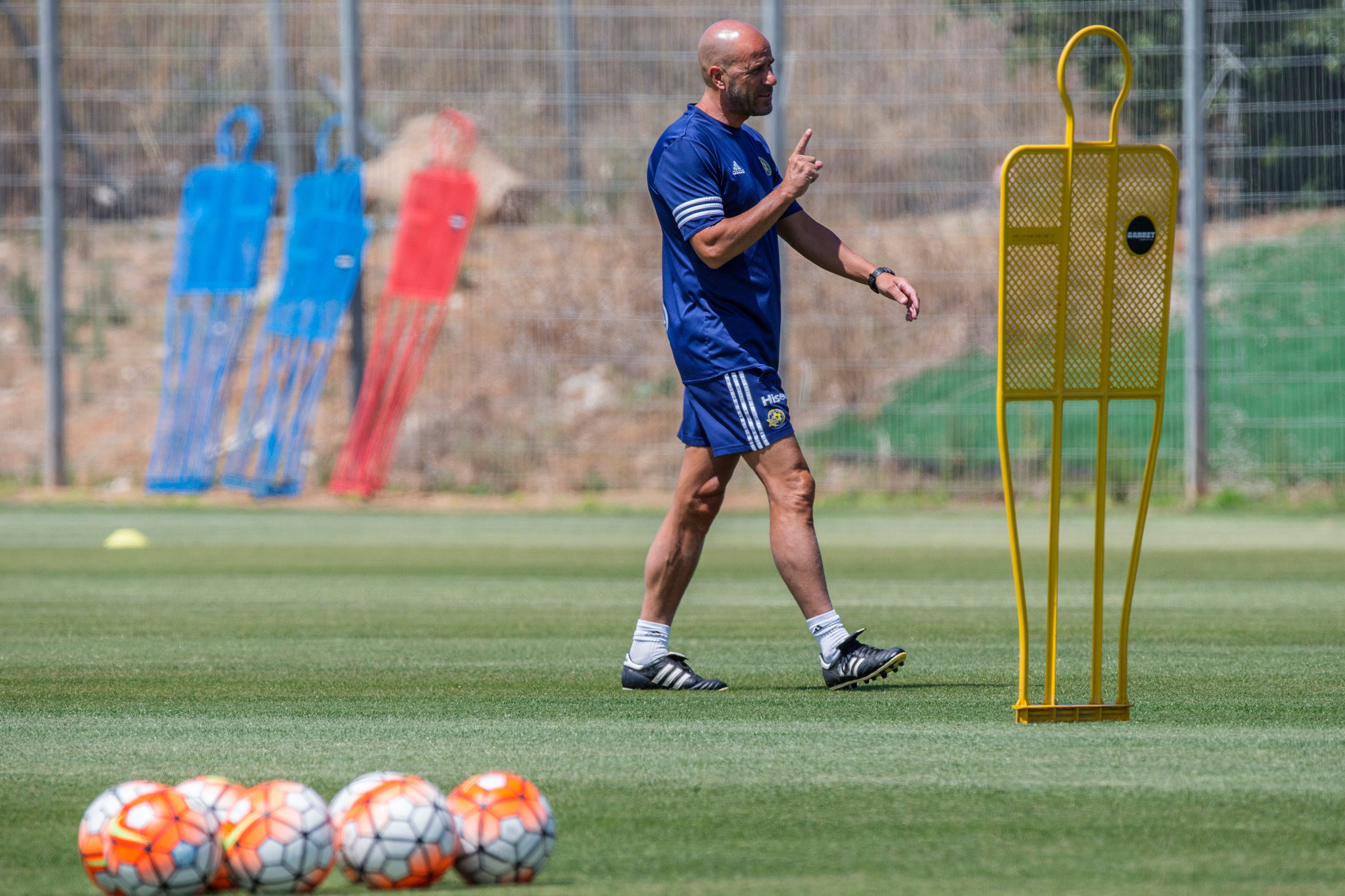 Peter Bosz leads a training session during his short stint with Maccabi Tel Aviv. / AFP / JACK GUEZ