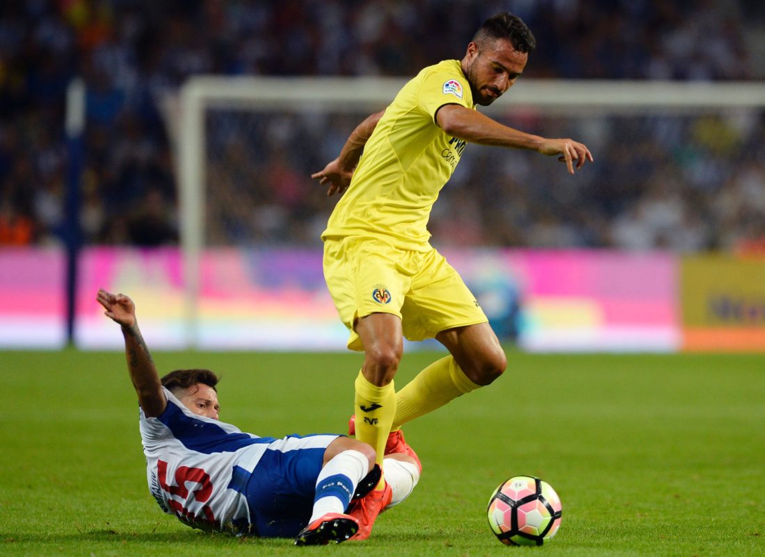 FC Porto's Brazilian midfielder Otavio (L) vies with Villareal's defender Mario Gaspar during their friendly football match at the Dragao stadium in Porto, on August 6, 2016. / AFP / MIGUEL RIOPA (Photo credit should read MIGUEL RIOPA/AFP/Getty Images)