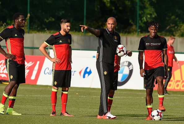 Belgium's national team assistant coach Thierry Henry (2nd R) gestures as he talks to Belgium's forward Michy Batshuayi (R) during a training session, three days before their football match against Spain, in Neerpede on August 29, 2016. / AFP / JOHN THYS        (Photo credit should read JOHN THYS/AFP/Getty Images)