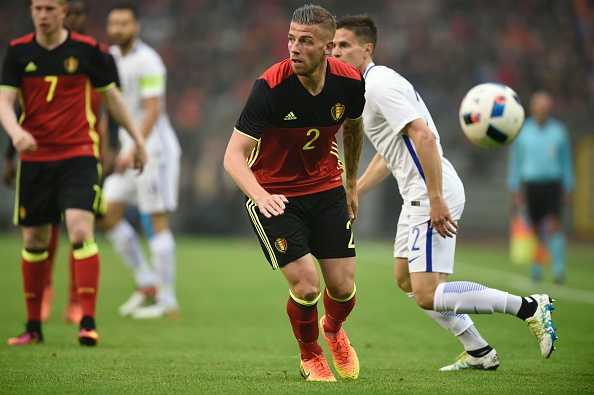 Belgium's defender Toby Alderweireld (C) vies with Finland's defender Paulus Arajuuri  (R) during the friendly football match between Belgium and Finland, at the King Baudouin Stadium, on June 1, 2016 in Brussels. / AFP / JOHN THYS        (Photo credit should read JOHN THYS/AFP/Getty Images)