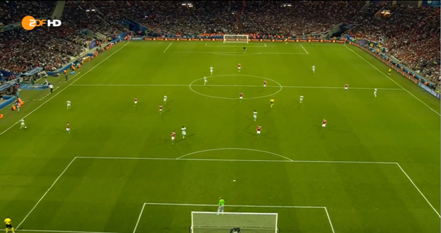 Hungary dropping back into a 4-4-1-1 shape, here you can see they don’t give Mertens too many options – just Meunier behind him. If it were adjusted earlier in the game, we may have seen better access to players like Hazard in the left halfspace (right halfspace on the image) who still seems relatively free. This paid off for Belgium later on.