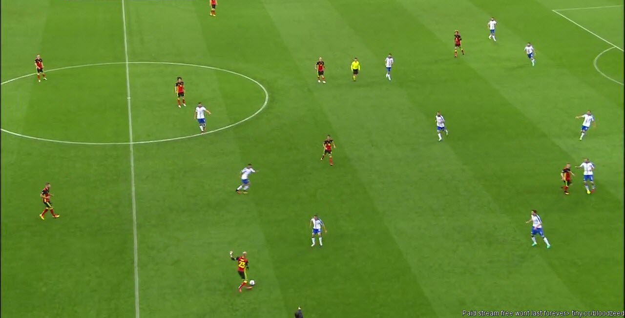 The trigger for Giaccherini to press Ciman (fullback of Belgium), while De-Rossi cover with diagonal position behind in relation to the ball and his teammate and Eder tries to close down the space for an eventual pass through to the supporting ball near midfielder of Belgium.