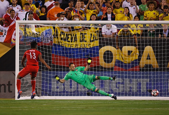 Colombia's goalkeeper David Ospina looks at the ball after Peru's Renato Tapia scored a penalty during the Copa America Centenario quarterfinal football match against Peru in East Rutherford, New Jersey, United States, on June 17, 2016. / AFP / Eduardo Munoz Alvarez