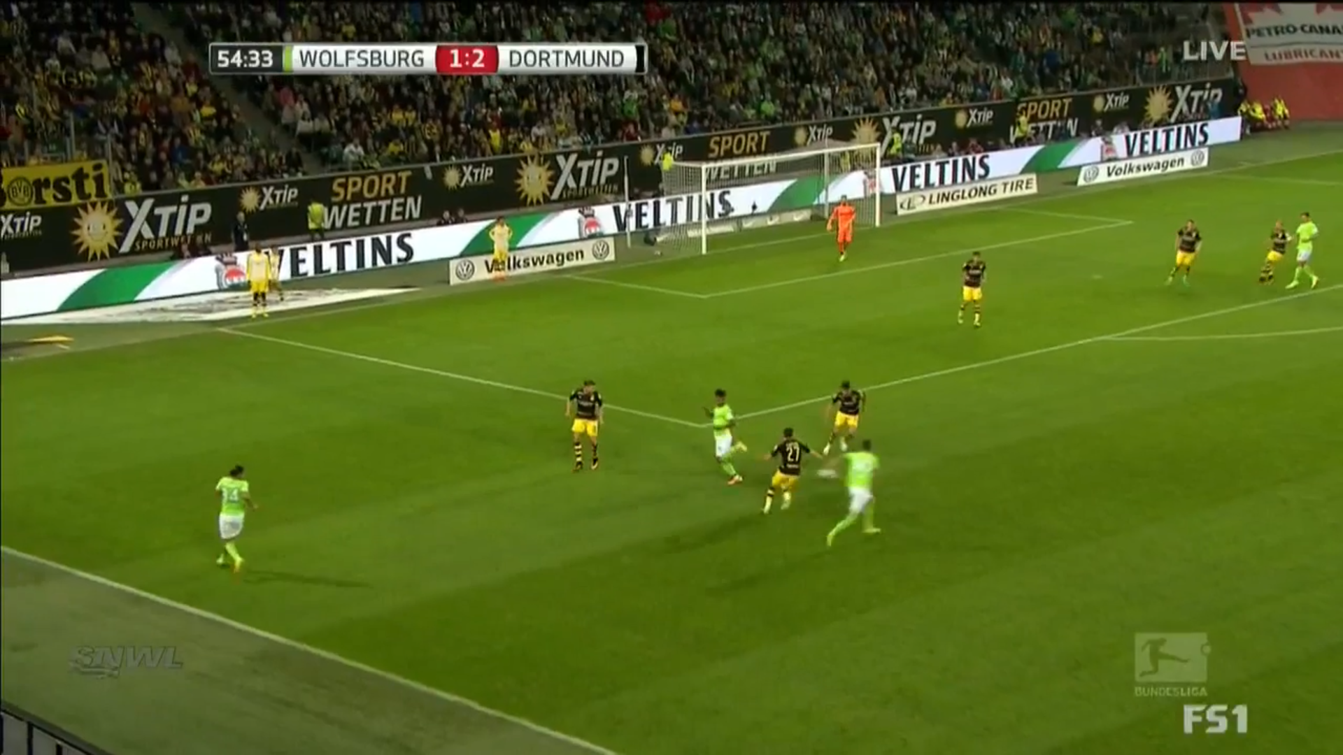 Draxler combines with Didavi while drifting infield towards the goal