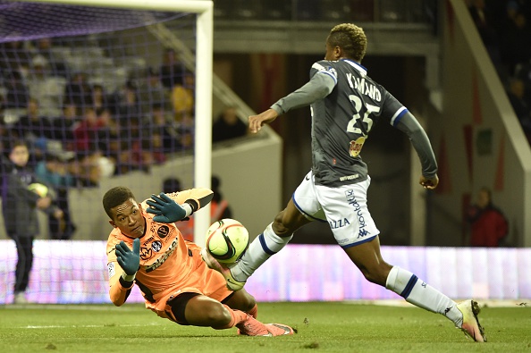 Toulouse's French goalkeeper Alban Lafont vies with Bastia's Guinean forward Francois Kamano during the French L1 football match Toulouse against Bastia on April 09, 2016 at the Municipal Stadium in Toulouse. AFP PHOTO/ PASCAL PAVANI / AFP / PASCAL PAVANI 