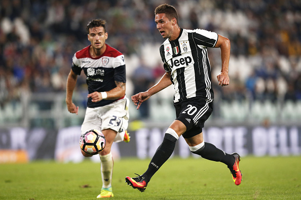 Juventus' Croatian midfielder Marko Pjaca vies for the ball with Cagliari's defender Luca Ceppitelli during the Italian Serie A football match between Juventus and Cagliari on September 21, 2016 at Juventus Stadium in Turin. / AFP / MARCO BERTORELLO 