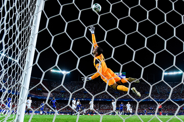 SEVILLE, SPAIN - SEPTEMBER 27: Sergio Rico of Sevilla FC makes a safe during the UEFA Champions League Group H match between Sevilla FC and Olympique Lyonnais at the Ramon Sanchez-Pizjuan stadium on September 27, 2016 in Seville, Spain. (Photo by David Ramos/Getty Images)