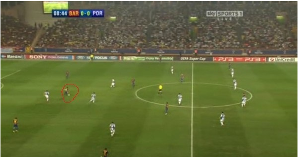 Xavi (in the red circle) dropping deep to aid ball circulation